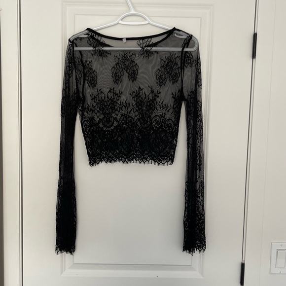 💕3/20$ NWOT Mesh and Lace Long Sleeve Top - Picture 2 of 5